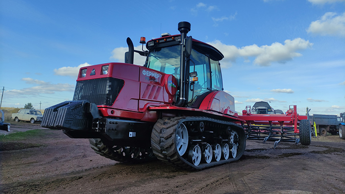 Гусеничный трактор 4 тягового класса, предназначенный для выполнения различных сельскохозяйственных работ с навесным, полунавесным и прицепным оборудованием